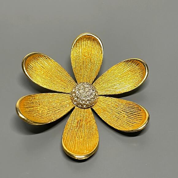 Bold Gold Daisy Flower Brooch | Textured Petals | Rhinestone Center Pin | 3” - Picture 5 of 6